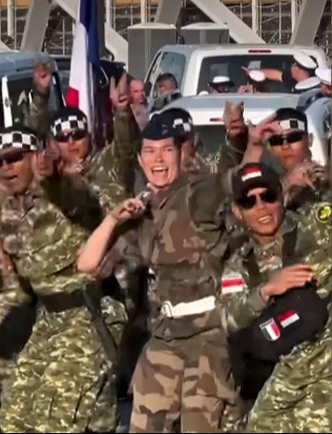 King Sparko Ajarkan Tari Pacu Jalur