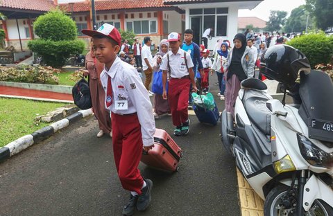 Sejumlah siswa didampingi orang tuanya bersiap memasuki sekolah rakyat di Sekolah Rakyat Menengah Pertama 10 Kabupaten Bogor, di (STIS) Cibinong, Sentra Terpadu Inten Soeweno,  Kabupaten Bogor, Jawa Barat, Senin (14/07/2025).