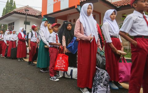 Sejumlah siswa didampingi orang tuanya bersiap memasuki sekolah rakyat di Sekolah Rakyat Menengah Pertama 10 Kabupaten Bogor, di (STIS) Cibinong, Sentra Terpadu Inten Soeweno,  Kabupaten Bogor, Jawa Barat, Senin (14/07/2025).