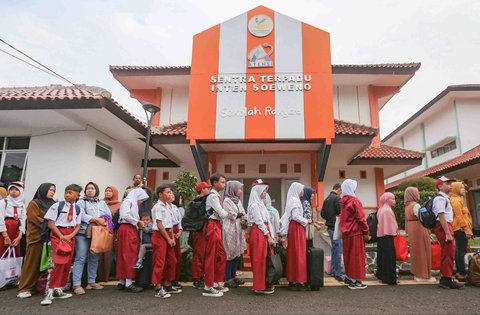 Sejumlah siswa didampingi orang tuanya bersiap memasuki sekolah rakyat di Sekolah Rakyat Menengah Pertama 10 Kabupaten Bogor, di (STIS) Cibinong, Sentra Terpadu Inten Soeweno,  Kabupaten Bogor, Jawa Barat, Senin (14/07/2025).