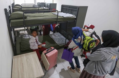 Sejumlah siswa didampingi orang tuanya masuk asrama di Sekolah Rakyat Menengah Pertama 10 Kabupaten Bogor, di (STIS) Cibinong, Sentra Terpadu Inten Soeweno,  Kabupaten Bogor, Jawa Barat, Senin (14/7/2025).