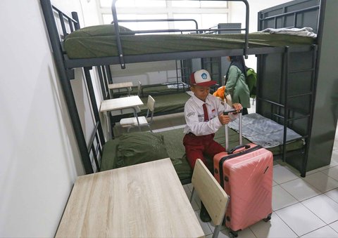 Sejumlah siswa didampingi orang tuanya masuk asrama di Sekolah Rakyat Menengah Pertama 10 Kabupaten Bogor, di (STIS) Cibinong, Sentra Terpadu Inten Soeweno,  Kabupaten Bogor, Jawa Barat, Senin (14/7/2025).