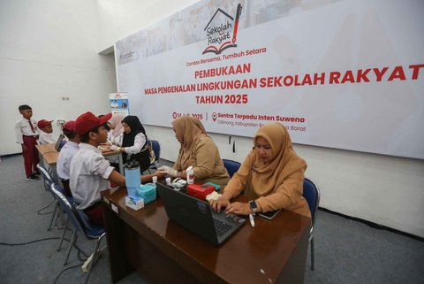 Sejumlah siswa menjalani pemeriksaan kesehatan di Sekolah Rakyat  Menengah Pertama 10 Kabupaten Bogor, di (STIS) Cibinong, Sentra Terpadu Inten Soeweno,  Kabupaten Bogor, Jawa Barat, Senin (14/7/2025).