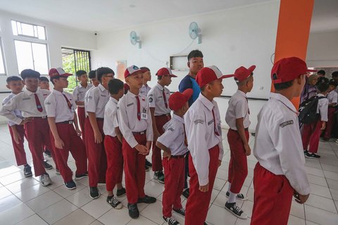 Sejumlah siswa  berbaris masuk kelas di Sekolah Rakyat Menengah Pertama 10 Kabupaten Bogor, di (STIS) Cibinong, Sentra Terpadu Inten Soeweno,  Kabupaten Bogor, Jawa Barat, Senin (14/7/2025).