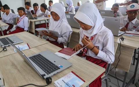 Sejumlah siswa belajar dalam kelas di Sekolah Rakyat Menengah Pertama 10 Kabupaten Bogor, di (STIS) Cibinong, Sentra Terpadu Inten Soeweno,  Kabupaten Bogor, Jawa Barat, Senin (14/7/2025).