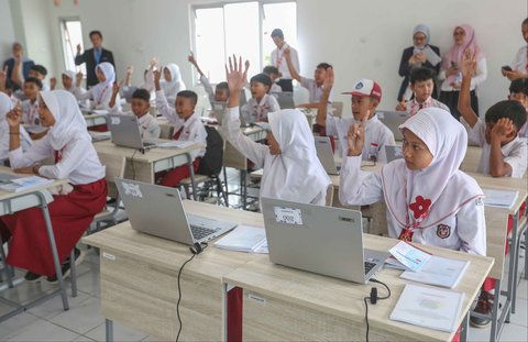 Sejumlah siswa belajar dalam kelas di Sekolah Rakyat Menengah Pertama 10 Kabupaten Bogor, di (STIS) Cibinong, Sentra Terpadu Inten Soeweno,  Kabupaten Bogor, Jawa Barat, Senin (14/7/2025).