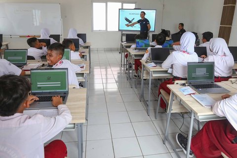 Sejumlah siswa belajar dalam kelas di Sekolah Rakyat Menengah Pertama 10 Kabupaten Bogor, di (STIS) Cibinong, Sentra Terpadu Inten Soeweno,  Kabupaten Bogor, Jawa Barat, Senin (14/7/2025).