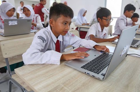 Sejumlah siswa belajar dalam kelas di Sekolah Rakyat di di Sekolah Rakyat Menengah Pertama 10 Kabupaten Bogor, di (STIS) Cibinong, Sentra Terpadu Inten Soewono,  Kabupaten Bogor, Jawa Barat, Senin (14/7/2025).