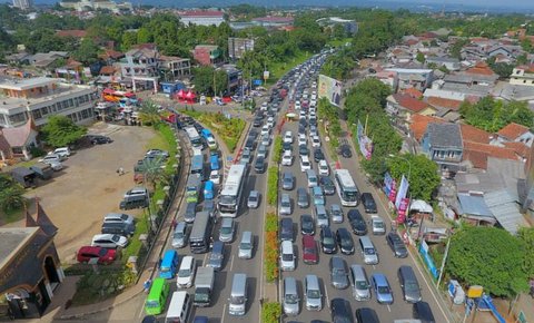 Ribuan kendaraan yang hendak masuk kawasan Puncak Bogor melalui gerbang Tol Ciawi terjebak kemacetan panjang pada H+2 Lebaran. (Liputan6.com/Achmad Sudarno)