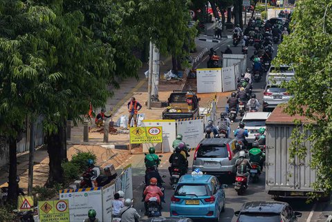 Sejumlah kendaraan terjebak kemacetan akibat penyempitan jalan dikarenakan adanya proyek galian  di kawasan Gatot Subroto, Jakarta, Selasa (17/06/2025).