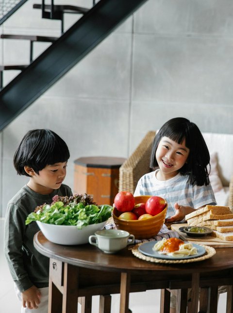 Ilustrasi Anak Makan