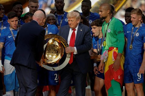 Presiden Amerika Serikat Donald Trump dan Presiden FIFA Gianni Infantino menyerahkan trofi juara Piala Dunia Antarklub FIFA 2025 kepada pemain Chelsea di MetLife Stadium, East Rutherford, New Jersey, Amerika Serikat, pada 13 Juli 2025.