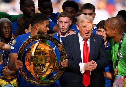 Presiden Amerika Serikat Donald Trump berada di antara pemain Chelsea yang merayakan gelar juara Piala Dunia Antarklub FIFA 2025 di MetLife Stadium, East Rutherford, New Jersey, Amerika Serikat, pada 13 Juli 2025.