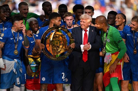 Presiden Amerika Serikat Donald Trump berada di antara pemain Chelsea yang merayakan gelar juara Piala Dunia Antarklub FIFA 2025 di MetLife Stadium, East Rutherford, New Jersey, Amerika Serikat, pada 13 Juli 2025.