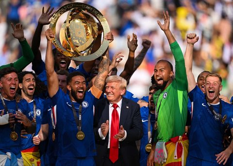 Presiden Amerika Serikat Donald Trump berada di antara pemain Chelsea yang merayakan gelar juara Piala Dunia Antarklub FIFA 2025 di MetLife Stadium, East Rutherford, New Jersey, Amerika Serikat, pada 13 Juli 2025.