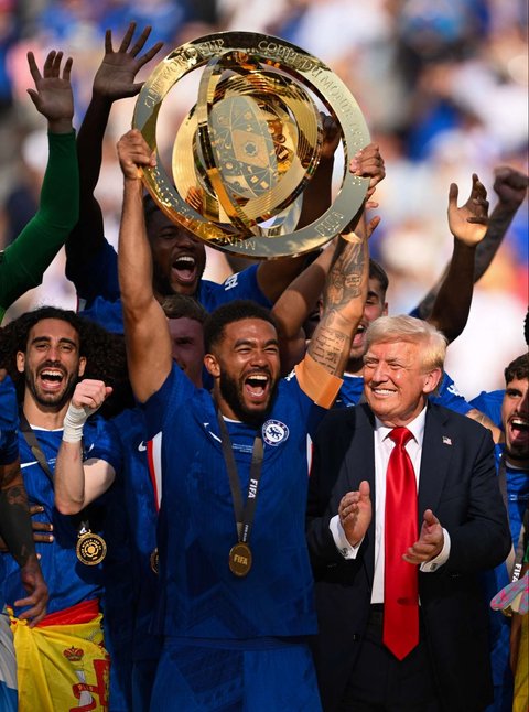 Presiden Amerika Serikat Donald Trump berada di antara pemain Chelsea yang merayakan gelar juara Piala Dunia Antarklub FIFA 2025 di MetLife Stadium, East Rutherford, New Jersey, Amerika Serikat, pada 13 Juli 2025.