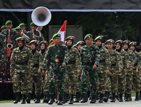 Para taruna Komponen Cadangan (Komcad) Tentara Nasional Indonesia (TNI) mengikuti upacara wisuda setelah tiga bulan menjalani latihan dasar militer di Banda Aceh, Sabtu (12/07/2025).