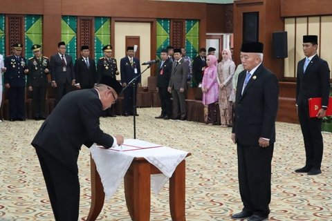 Gubernur Kalsel H. Muhidin Melantik Sekda & Pimpinan Tinggi Pratama