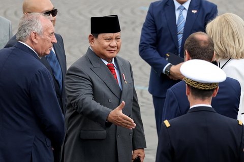 Presiden Prabowo Subianto) didampingi Perdana Menteri Prancis Francois Bayrou (kiri) tiba untuk menghadiri parade militer tahunan Hari Bastille di Champs-&Eacute;lys&eacute;es, Paris, Senin, (14/07/2025).
