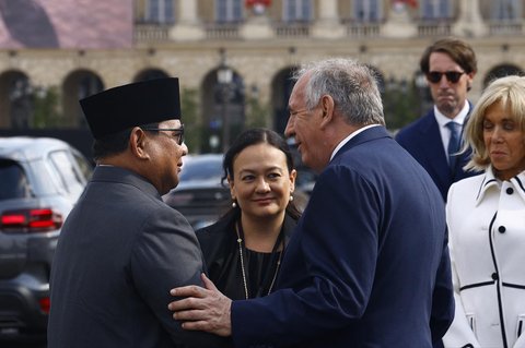 Presiden Prabowo Subianto berbincang dengan Perdana Menteri Prancis Francois Bayrou saat menghadiri parade militer tahunan Hari Bastille di Champs-&Eacute;lys&eacute;es, Paris, Senin, (14/07/2025).