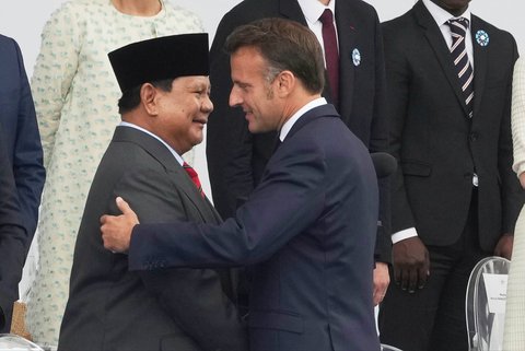 Presiden Prabowo Subianto disambut Presiden Prancis Emmanuel Macron saat menghadiri parade militer tahunan  Bastille di Champs-&Eacute;lys&eacute;es, Paris, Senin, (14/07/2025).