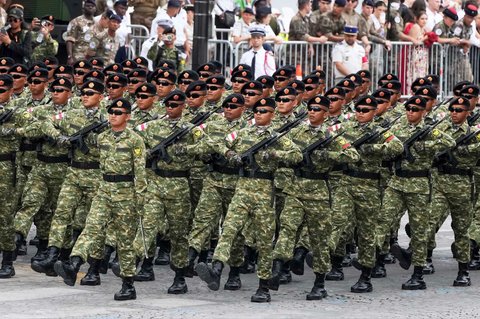 Pasukan TNI berbaris saat parade militer tahunan Hari Bastille di Champs-&Eacute;lys&eacute;es, Paris, Senin, (14/07/2025).