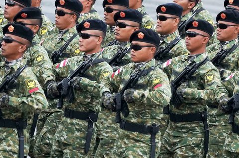 Pasukan TNI berbaris saat parade militer tahunan Hari Bastille di Champs-&Eacute;lys&eacute;es, Paris, Senin, (14/07/2025).