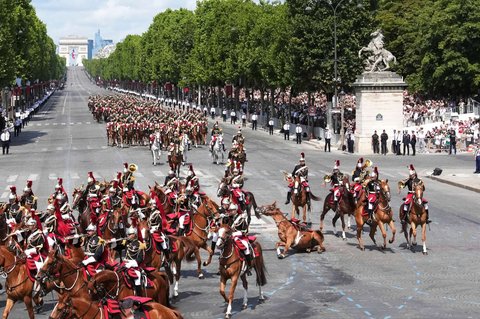 Seekor kuda tergelincir saat parade militer Bastille Day di Paris, Prancis, pada Senin (14/7/2025).