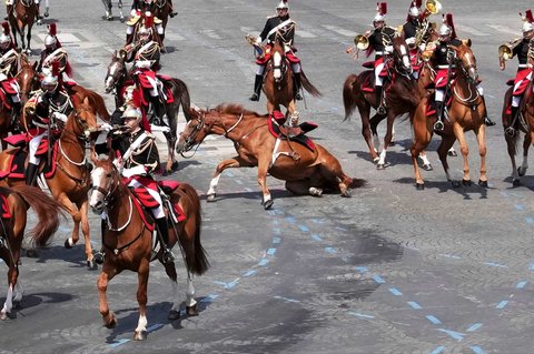 Seekor kuda tergelincir saat parade militer Bastille Day di Paris, Prancis, pada Senin (14/7/2025).
