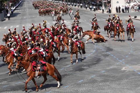 Seekor kuda tergelincir saat parade militer Bastille Day di Paris, Prancis, pada Senin (14/7/2025).