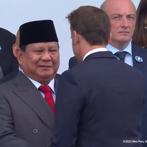 Presiden Macron Peluk Prabowo saat Hadiri Bastille Day di Paris