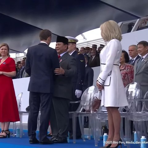 Presiden Macron Peluk Prabowo saat Hadiri Bastille Day di Paris