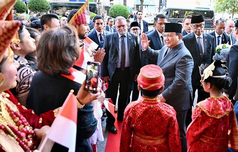 Muncul Pengusaha Haji Isam 'Crazy Rich Kalimantan' Temani Menhan Sambut Hangat Prabowo di Bastille Day Prancis