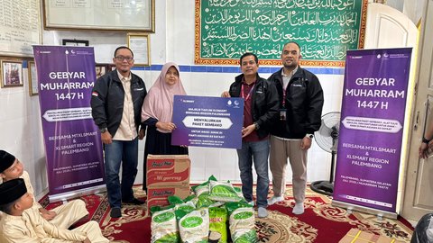 Penyerahan bantuan paket sembako dari XLSMART di Panti Asuhan As Safaat Kota Palembang.