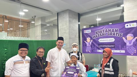 Khitanan massal gratis XLSMART yang diikuti lebih dari 100 anak.