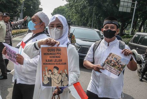 Sejumlah Guru Pendidikan Agama Islam (GPAI) melakukan aksi damai di depan gedung Kementerian Agama, Jakarta, Selasa (15/7/2025).