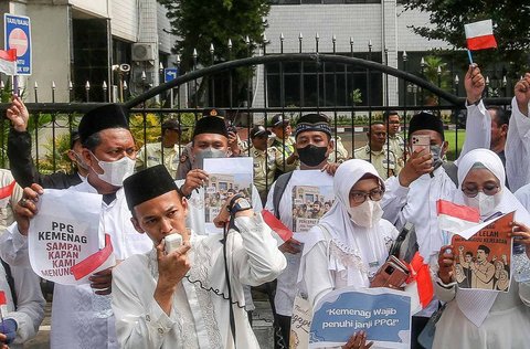 Sejumlah Guru Pendidikan Agama Islam (GPAI) melakukan aksi damai di depan gedung Kementerian Agama, Jakarta, Selasa (15/7/2025).