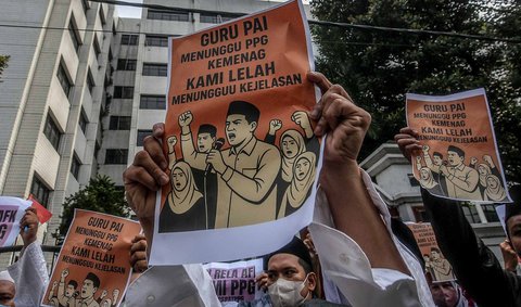 Sejumlah Guru Pendidikan Agama Islam (GPAI) melakukan aksi damai di depan gedung Kementerian Agama, Jakarta, Selasa (15/7/2025).