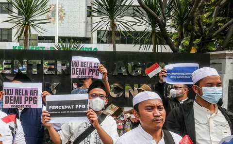 Sejumlah Guru Pendidikan Agama Islam (GPAI) melakukan aksi damai di depan gedung Kementerian Agama, Jakarta, Selasa (15/7/2025).