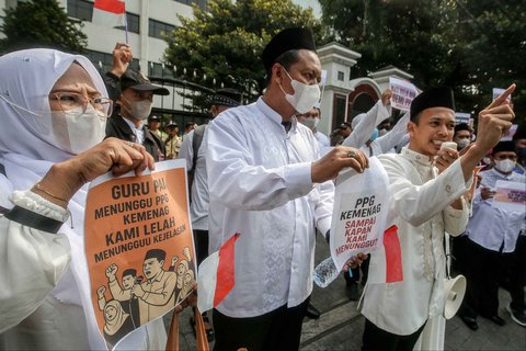 Sejumlah Guru Pendidikan Agama Islam (GPAI) melakukan aksi damai di depan gedung Kementerian Agama, Jakarta, Selasa (15/7/2025).