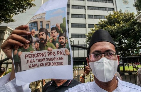 Sejumlah Guru Pendidikan Agama Islam (GPAI) melakukan aksi damai di depan gedung Kementerian Agama, Jakarta, Selasa (15/7/2025).