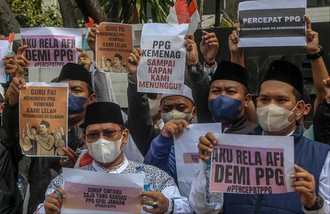 Sejumlah Guru Pendidikan Agama Islam (GPAI) melakukan aksi damai di depan gedung Kementerian Agama, Jakarta, Selasa (15/7/2025).