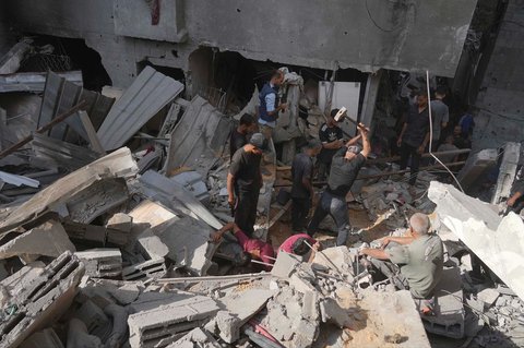 Warga Palestina mencari korban selamat dan jenazah di antara reruntuhan bangunan yang hancur akibat serangan udara Israel di Kota Gaza, Selasa, (15/07/2025).