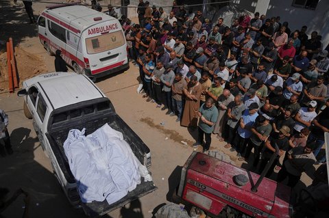 Warga melakukan shalat jenasah warga Palestina yang tewas akibat serangan udara Israel saat pemakaman di Rumah Sakit Shifa di Kota Gaza, Selasa, (15/07/2025).
