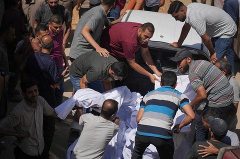 Warga  membawa jenazah warga Palestina yang tewas akibat serangan udara Israel saat pemakaman di Rumah Sakit Shifa di Kota Gaza, Selasa, (15/07/2025).