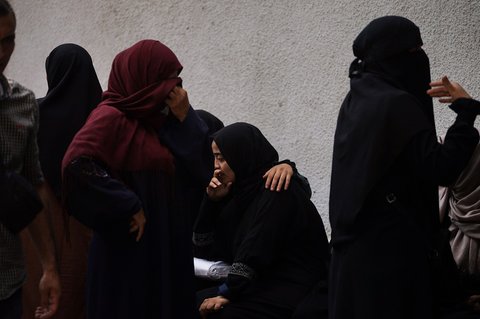 Keluarga korban menagis dii Rumah Sakit Shifa di Kota Gaza, Selasa, (15/07/2025).