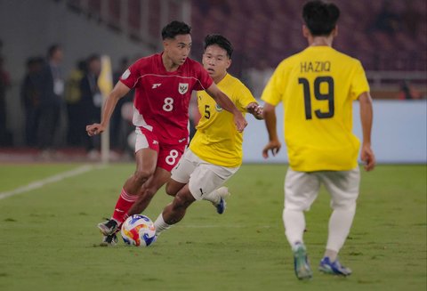 Pesepak bola Timnas Indonesia U-23 Rayhan Hannan berebut bola dengan pesepak bola  Brunei Darussalam Wafiq Danish pada pertandingan Grup A Kejuaraan ASEAN U-23 2025 di Stadion Utama Gelora Bung Karno Jakarta, Selasa. (15/07/2025).