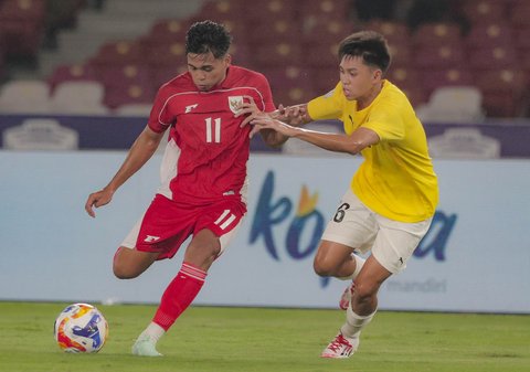 Pesepak bola Timnas  Indonesia U-23 Rahmat Arjuna  berebut bola dengan pesepak bola  Brunei Darussalam Abdul Hafiy pada pertandingan Grup A Kejuaraan ASEAN U-23 2025 di Stadion Utama Gelora Bung Karno Jakarta, Selasa. (15/07/2025).