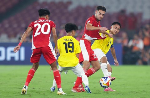 Pesepak bola Timnas Indonesia U-23 Jens Raven  berebut bola dengan pesepak bola  Brunei Darussalam Abdul Hafiy pada pertandingan Grup A Kejuaraan ASEAN U-23 2025 di Stadion Utama Gelora Bung Karno Jakarta, Selasa. (15/07/2025).