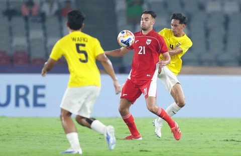 Pesepak bola Timnas Indonesia U-23 Jens Raven  berebut bola dengan pesepak bola  Brunei Darussalam Azrin Daniel pada pertandingan Grup A Kejuaraan ASEAN U-23 2025 di Stadion Utama Gelora Bung Karno Jakarta, Selasa. (15/07/2025